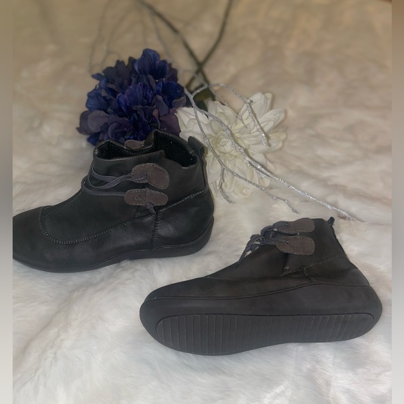 Genuine leather size 6 booties grey